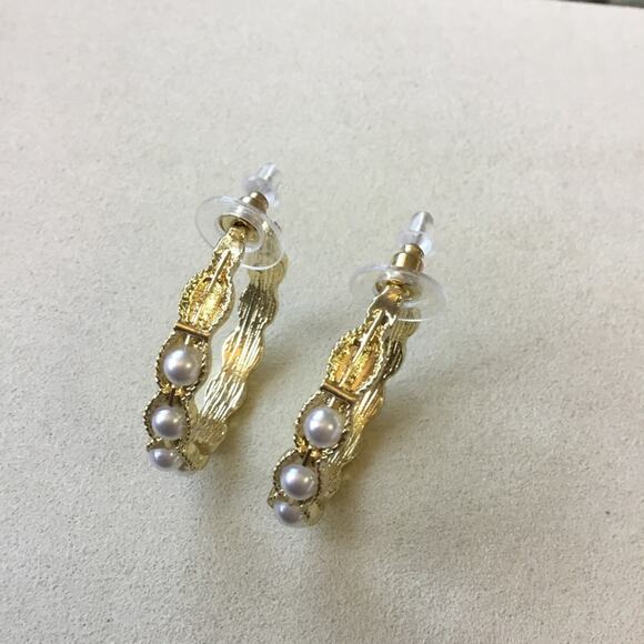 Elegant Gold Pearl Scalloped Hoop Earrings - Picture 2 of 12